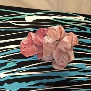 3 scrunches 2 baby pink then a darker pink